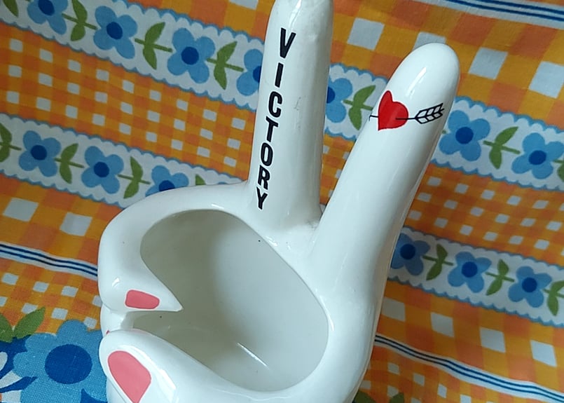 ハンドモチーフ　オブジェ　灰皿　小物入れ　陶器　スペースエイジ置物アート　モダン Victory✌️ハンドモチーフの灰皿 | あんちーくKIDAN STORE
