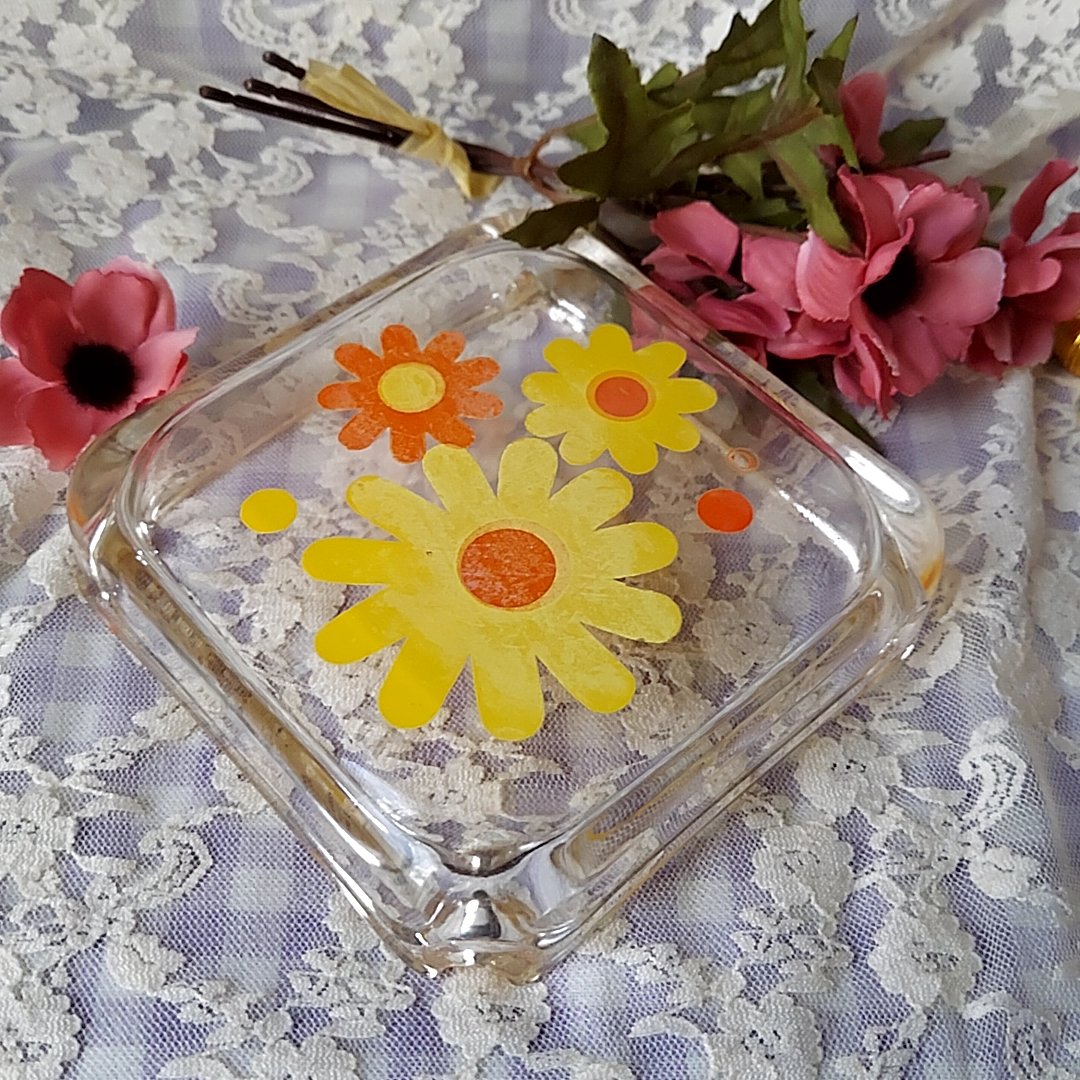 ポップなフラワー🌼*・硝子のスクエア灰皿 | あんちーくKIDAN STORE
