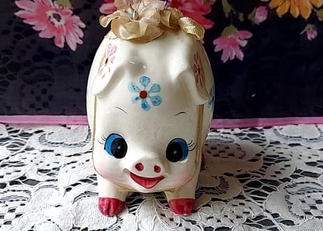 お花とリボンを付けた豚の貯金箱