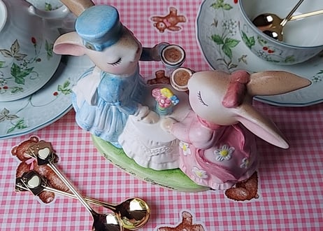 AVON☕うさぎのティータイム陶器の置物