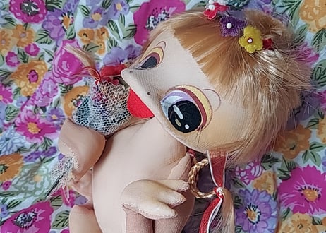 花束を持った三つ編みのカッパポーズDOLL