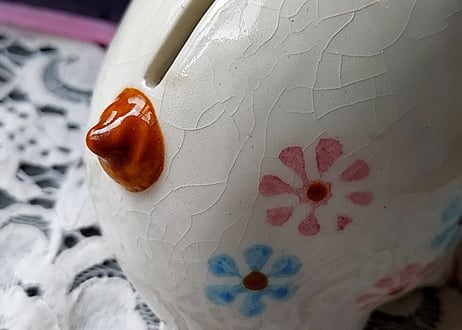 お花とリボンを付けた豚の貯金箱