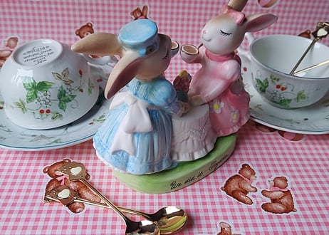 AVON☕うさぎのティータイム陶器の置物