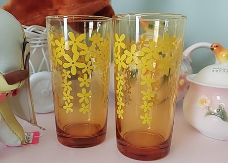 アデリア･黄色のお花が下がるアンバーグラス
