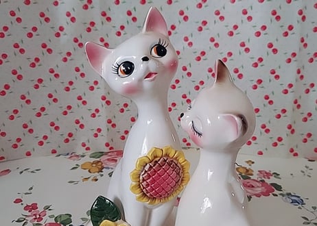 ひまわりが付いた🌻陶器のペア猫
