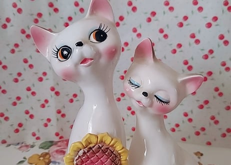 ひまわりが付いた🌻陶器のペア猫