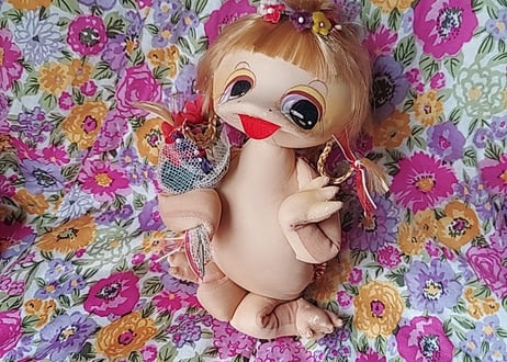 花束を持った三つ編みのカッパポーズDOLL