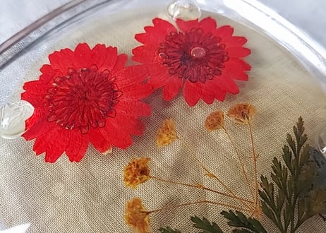 押し花を入れたアクリル樹脂コースター