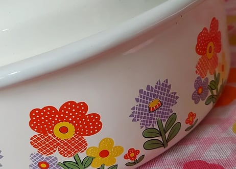 ポップな花柄🌼*･平たいホーロー鍋