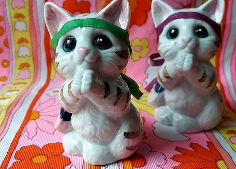 陶器製 猫の置物 お願いネコ お願いネコ🐱グリーン | あんちーくKIDAN STORE