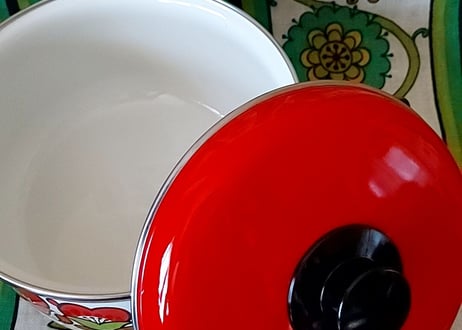 蓋が真っ赤な、お花が並んだホーロー両手鍋