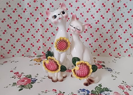 ひまわりが付いた🌻陶器のペア猫