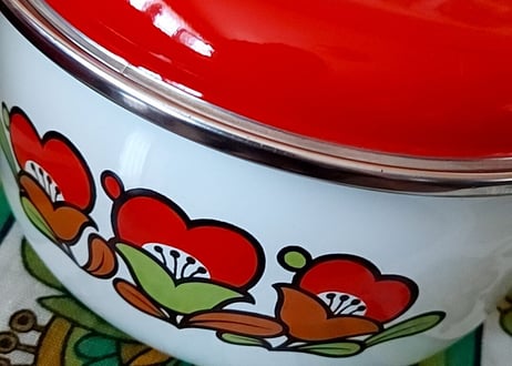 蓋が真っ赤な、お花が並んだホーロー両手鍋