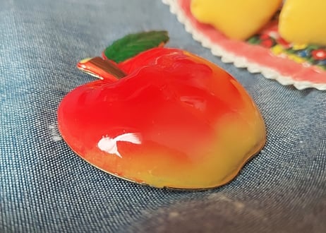 りんごのレトロなブローチ