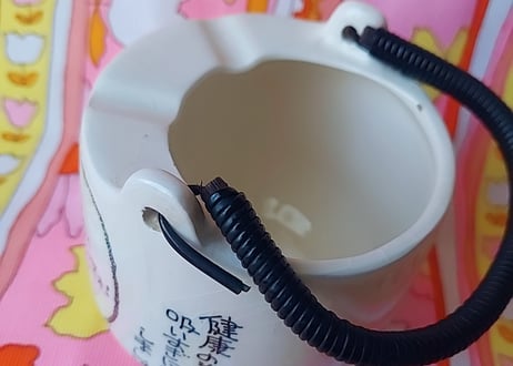 持ち手が付いた、女の子のメッセージ灰皿