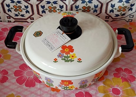ポップな花柄🌼*･平たいホーロー鍋