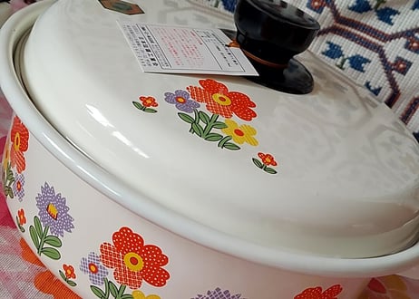 ポップな花柄🌼*･平たいホーロー鍋