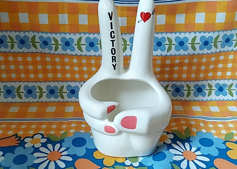 Victory✌️ハンドモチーフの灰皿 | あんちーくKIDAN STORE