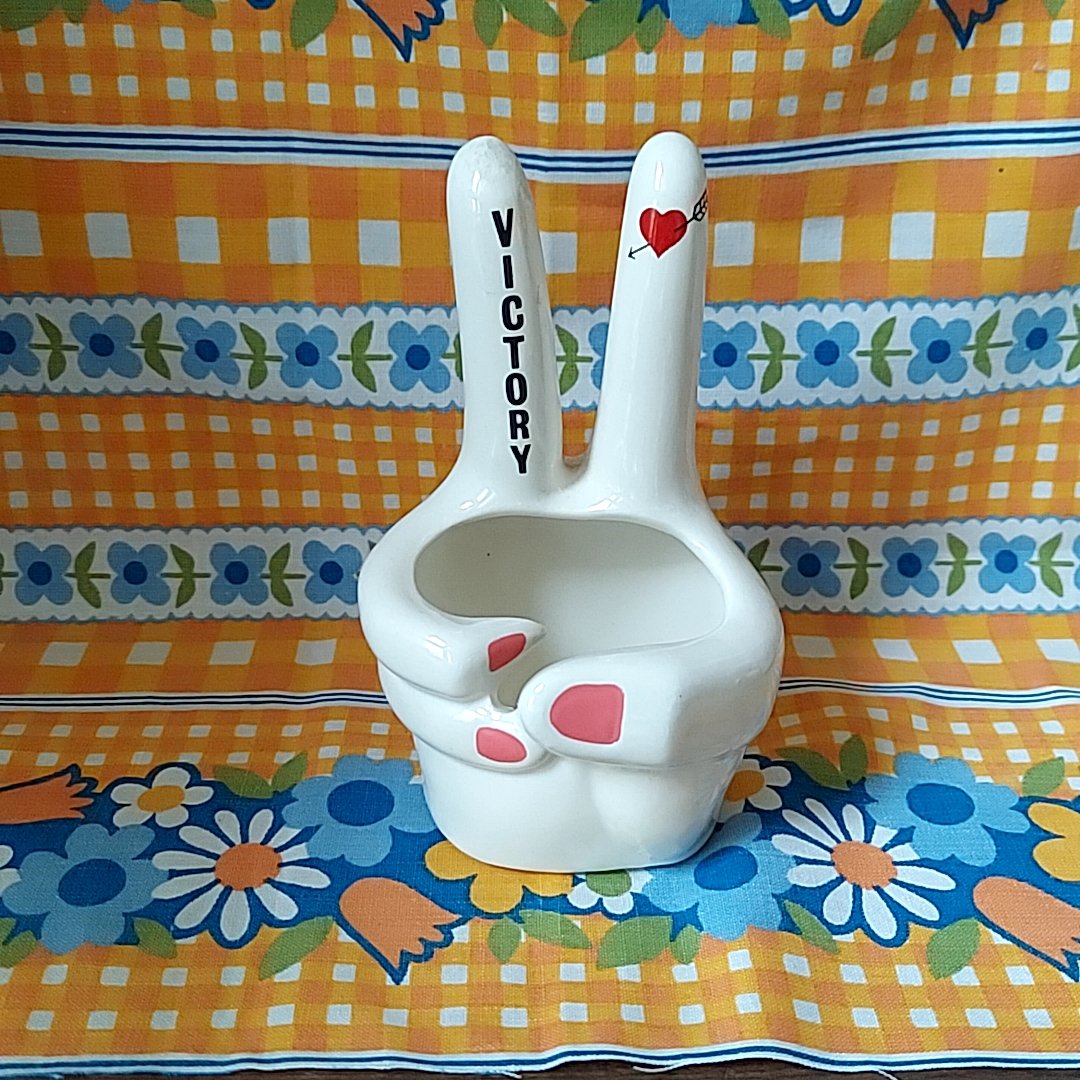陶器製の白いハンドモチーフの灰皿 ポストモダン ヴィンテージ 小物入れ 90s Victory✌️ハンドモチーフの灰皿 | あんちーくKIDAN STORE