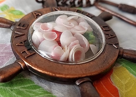 お花と桜貝が入ったお土産キーホルダー