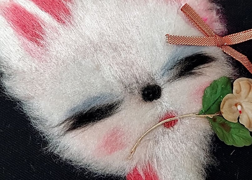 花をくわえるふわ毛ネコ🐈‍⬛💕︎文化刺繍 | あんちーくKIDAN STORE
