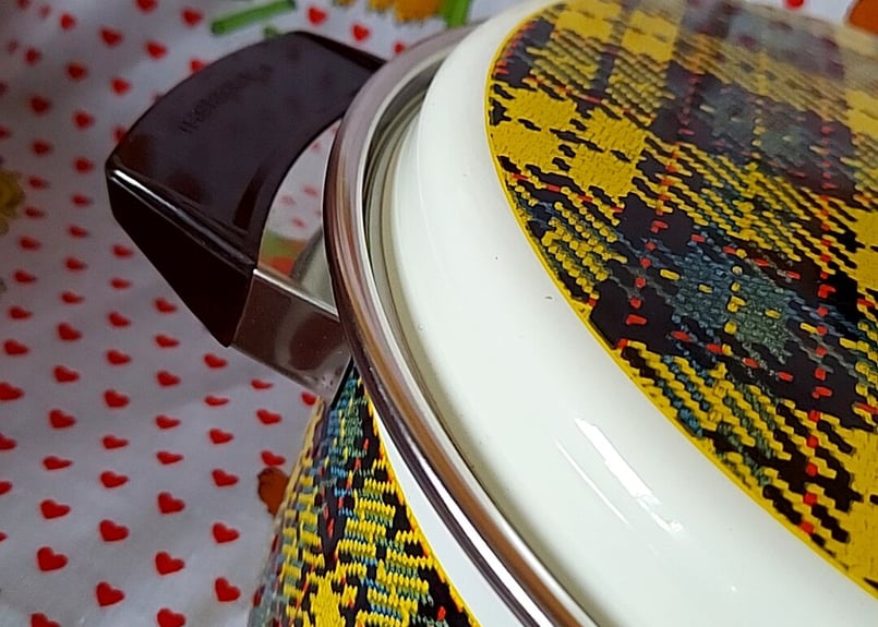 マルビシ・黄色チェックのホーロー両手鍋 | あんちーくKIDAN STORE