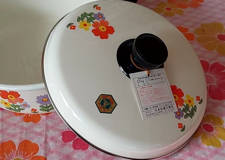 ポップな花柄🌼*･平たいホーロー鍋