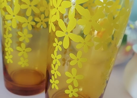 アデリア･黄色のお花が下がるアンバーグラス