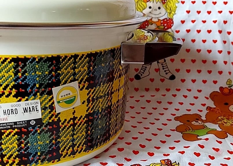 マルビシ・黄色チェックのホーロー両手鍋 | あんちーくKIDAN STORE