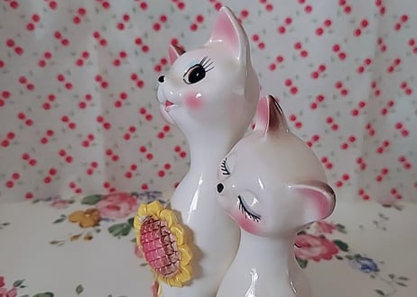 ひまわりが付いた🌻陶器のペア猫