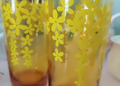 アデリア･黄色のお花が下がるアンバーグラス