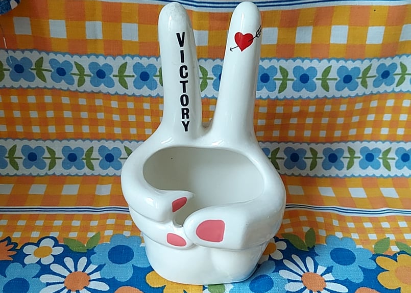 陶器製の白いハンドモチーフの灰皿 ポストモダン ヴィンテージ 小物入れ 90s 陶器製の白いハンドモチーフの灰皿 ポストモダン ヴィンテージ