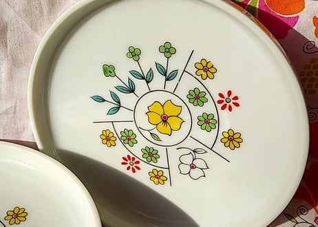 ポップな花柄🌼*･丸型トレイ
