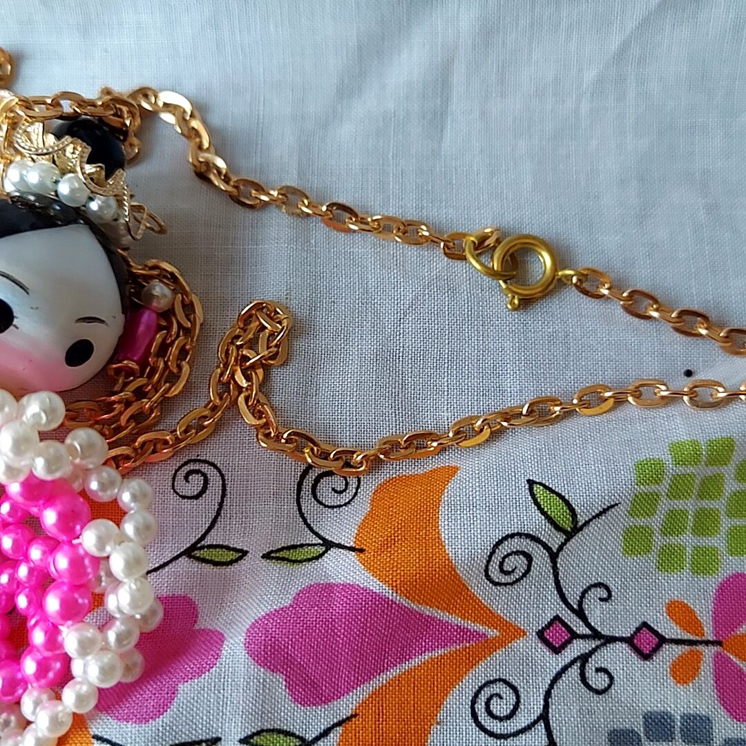 昭和レトロ玩具　セルロイドケース　セルロイド女の子　パールビーズ人形ネックレス 昭和レトロ玩具 セルロイドケース セルロイド女の子 パールビーズ人形