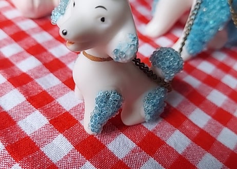 つぶつぶの付いたチェーン付きプードル🐩
