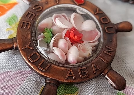 お花と桜貝が入ったお土産キーホルダー