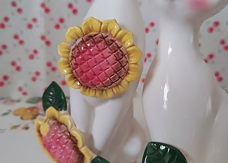 ひまわりが付いた🌻陶器のペア猫
