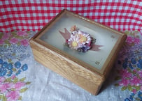 造花の入った木製アクセサリーBOX