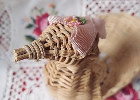 リボンとお花が付いたスワンの藤かご ピンク