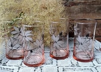 持ちやすいフォルムの、白蓮咲くグラス