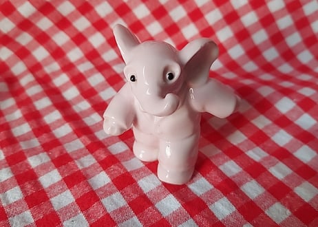 ちょっと変な顔のピンクの動物たち