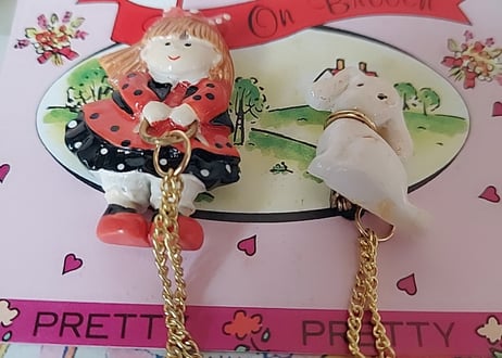 Fancy🩷 ̖́-女の子とわんちゃんのチェーンブローチ
