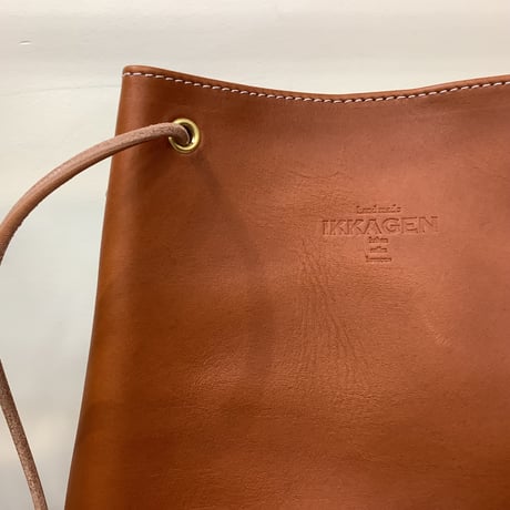 レザースクエアショルダーバッグ（ハンドメイド／ボックス型／底板付／マチ広め）