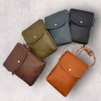 レザー縦長フラップポシェット（ハンドメイド／コンパクト／長財布◎／マチあり）