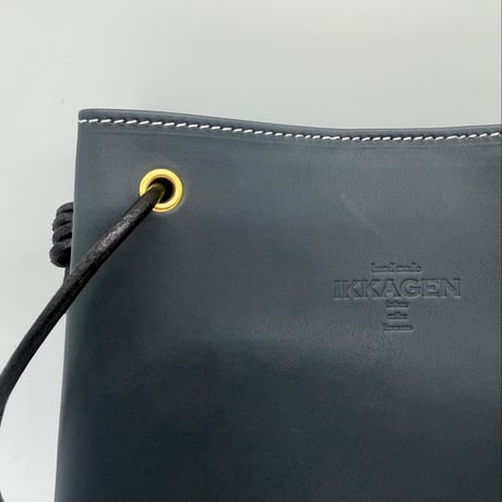 レザースクエアショルダーバッグ（ハンドメイド／ボックス型／底板付／マチ広め）