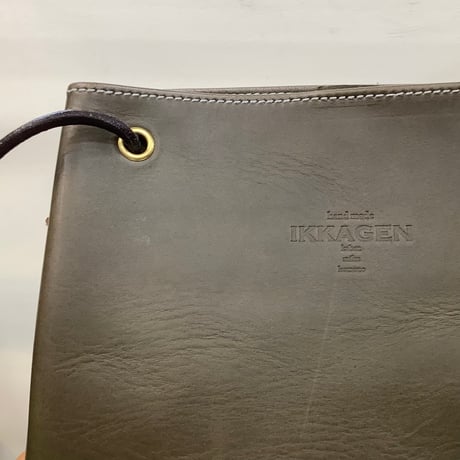 レザースクエアショルダーバッグ（ハンドメイド／ボックス型／底板付／マチ広め）