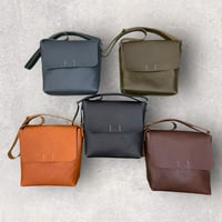 レザーフラップショルダーバッグL（ハンドメイド／大容量／マグネットボタン／幅広ストラップ）