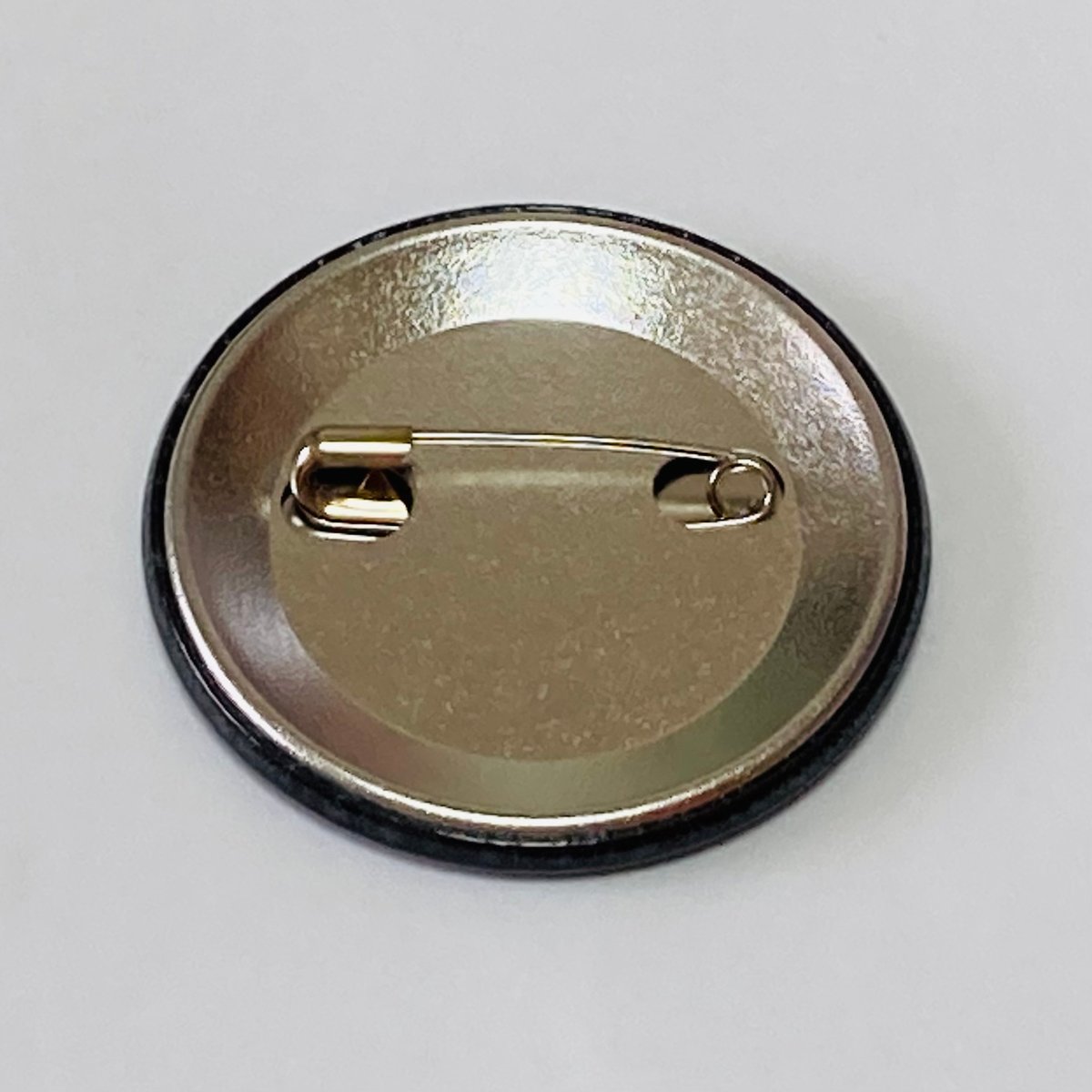 グッズ》ロゴ缶バッチ（黒） | 元山朋美 STORE