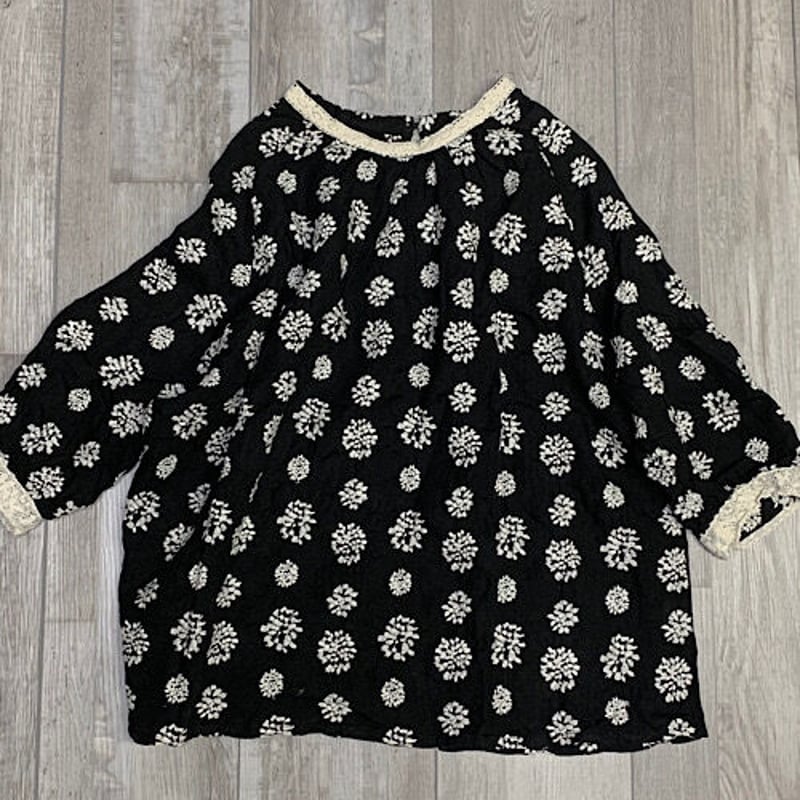 レースフラワー刺繍プルオーバー | Le petit chic レースフラワー刺繍プルオーバー | Le petit chic