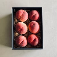 さまざまな産地を入れた最等級の桃箱